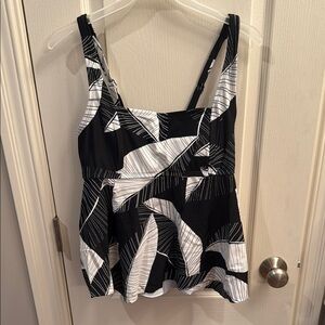 Kona Sol Black and White Patterned Women's Top. Womens size L 12-14